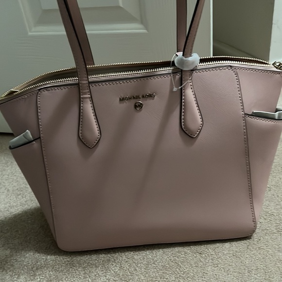 Micheal Kors Tote - Picture 2 of 7